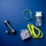 Mancuernas, cuerda de resistencia y botella para entrenar en casa